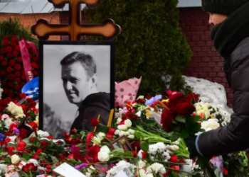 Cientos de rusos hacen cola por tercer día en el cementerio para decir adiós a Navalni