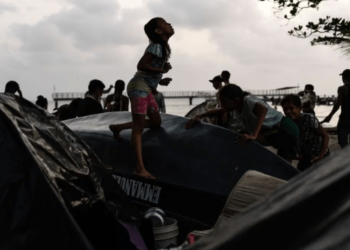 “Estamos en el infierno”: Migrantes varados en las playas de Necoclí a la espera de una lancha para llegar al Darién
