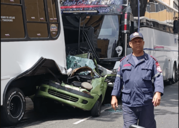 Vehículo quedó entre dos autobuses en la Avenida Lecuna, cerca del Terminal Nuevo Circo de Caracas (VIDEO)