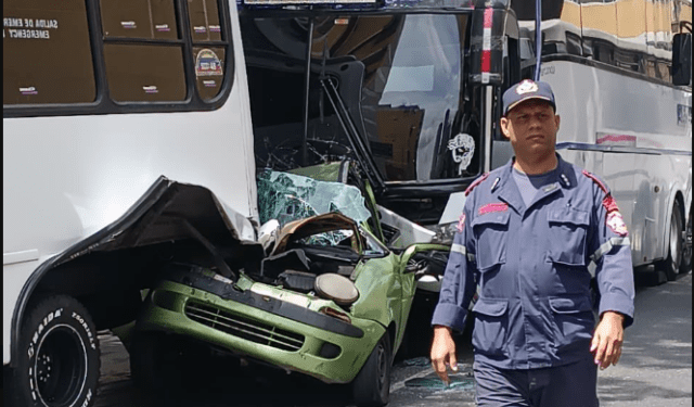 Vehículo quedó entre dos autobuses en la Avenida Lecuna, cerca del Terminal Nuevo Circo de Caracas (VIDEO)