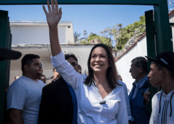 El País: María Corina Machado mantiene el pulso al chavismo y hace campaña para presidenciales de Venezuela