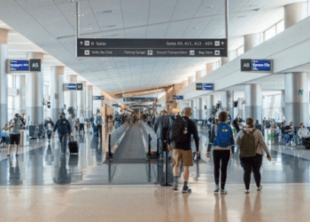 Llegó como inmigrante a Nueva York, sin saber que en el aeropuerto cambiaría su vida