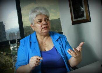 Afirman que sin una política para contener la inflación no habrá aumento salarial en Venezuela