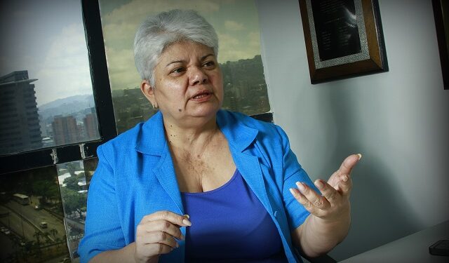 Afirman que sin una política para contener la inflación no habrá aumento salarial en Venezuela