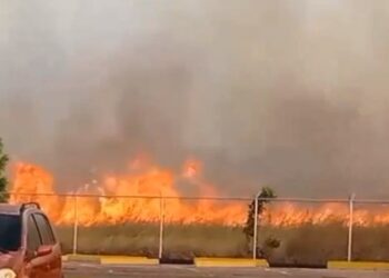 Reportaron gran incendio en las adyacencias del Centro Comercial Monagas Plaza (Video)