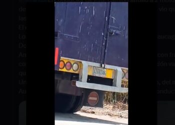 Camionero arrolló a motorizados en la carretera Caracas-Guarenas: vio que los hirió y se dio a la fuga (VIDEO)