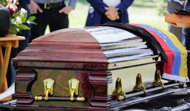 Bandera venezolana y escudo de armas del Ejército, así fue el emotivo funeral de Ronald Ojeda