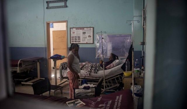 El 92% de la población venezolana no puede adquirir una póliza de seguro privada, según ONG