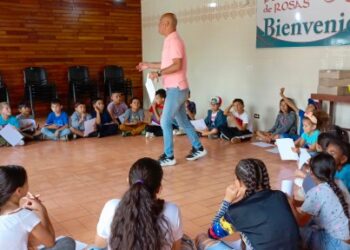 Más de 30 niños de la Escuela de Fútbol de San Pedro participaron en taller gratuito de caricaturas con Pinilla