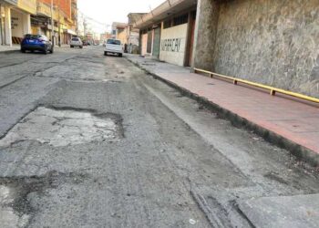 La calle Pichincha de Maracay está tan dañada que parece una “pista de motocross”