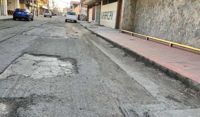 La calle Pichincha de Maracay está tan dañada que parece una “pista de motocross”