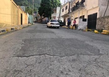 Calle Real de El Rincón en Maiquetía, vuelta “leña” con sin fin de baches y parches (IMÁGENES)