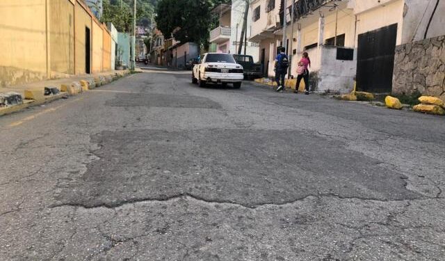 Calle Real de El Rincón en Maiquetía, vuelta “leña” con sin fin de baches y parches (IMÁGENES)