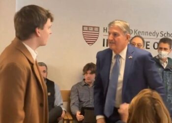 VIDEO: Senador Joe Manchin se enfrentó a un violento activista climático que luego fue expulsado de la sala