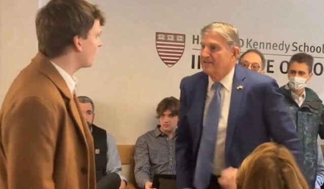 VIDEO: Senador Joe Manchin se enfrentó a un violento activista climático que luego fue expulsado de la sala