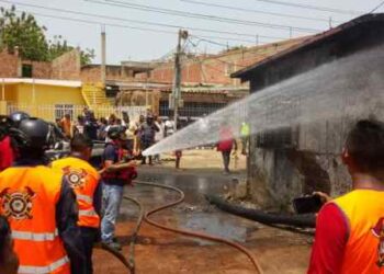 Bomberos controlaron incendio cerca del terrero de los Yukpas en plena vía de Maracaibo (Imágenes)