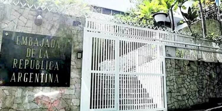 El gobierno argentino de Milei envía gendarmes para custodiar la embajada argentina en Caracas