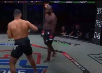 ¿El nocaut más insólito del año? Salió a pelear, tuvo una extraña actitud y terminó en 12 segundos