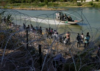 Migrantes varados en la frontera de México y Estados Unidos harán viacrucis y clavarán una cruz en el cerco de púas de Texas: “El peso de los abusos”