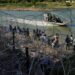 Migrantes varados en la frontera de México y Estados Unidos harán viacrucis y clavarán una cruz en el cerco de púas de Texas: “El peso de los abusos”