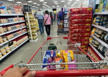 Las remesas en Venezuela son una “bendición” familiar que cada vez rinden menos (Video)