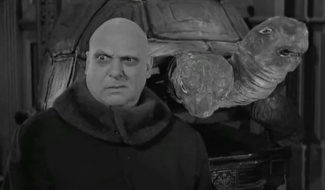 La vida de la primera estrella infantil de Hollywood: de la traición de su madre al furor en Los Locos Addams