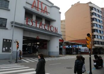 Condenan a 20 años de cárcel a una madre austríaca por torturar a su hijo en una jaula para perros