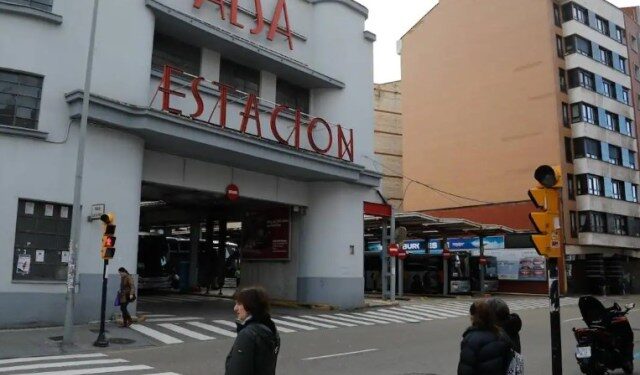 Condenan a 20 años de cárcel a una madre austríaca por torturar a su hijo en una jaula para perros