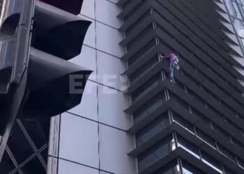 El “Spiderman” francés escala a sus 61 años un rascacielos de 217 metros en Manila