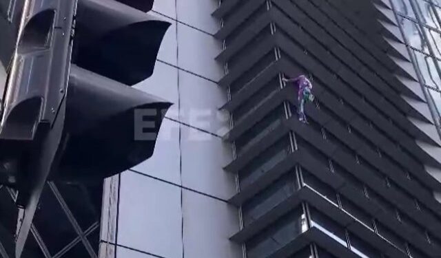 El “Spiderman” francés escala a sus 61 años un rascacielos de 217 metros en Manila