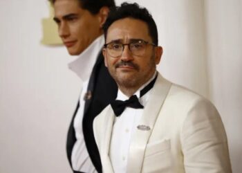 El día en que Bayona ganó su premio más especial: ver a sus padres desfilar en Hollywood