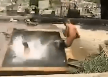 ¡Insólito! Jóvenes improvisan piscina con una tumba en el Cementerio General del Sur (VIDEO)