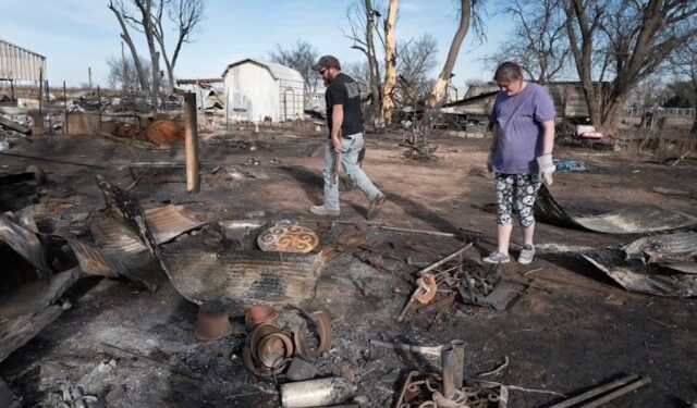 Texas sigue luchando para apagar los enormes incendios forestales