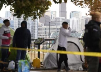 Polémica medida en Denver: reducen horas laborales para apoyar a migrantes y cerrar refugios