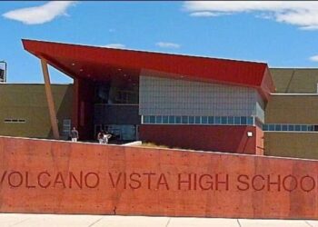 Puso a sus alumnos a batirse a duelo con katanas en Nuevo México y una joven terminó malherida