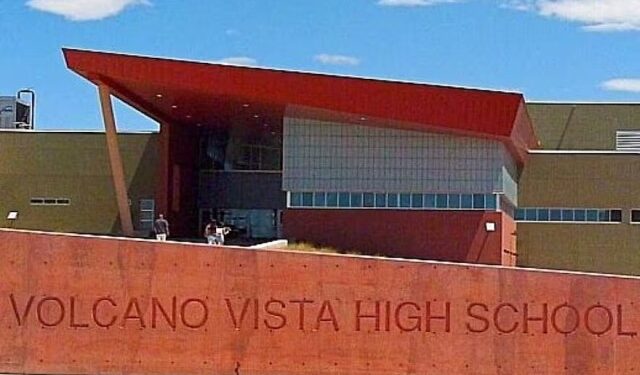 Puso a sus alumnos a batirse a duelo con katanas en Nuevo México y una joven terminó malherida