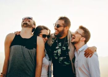 Cuántos amigos de confianza hay que tener para una vida feliz, según Harvard