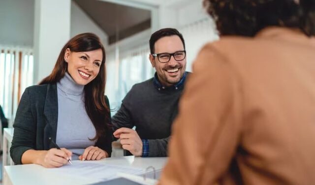 El trabajo en Florida que paga más de mil dólares semanales donde el requisito más importante es hablar español