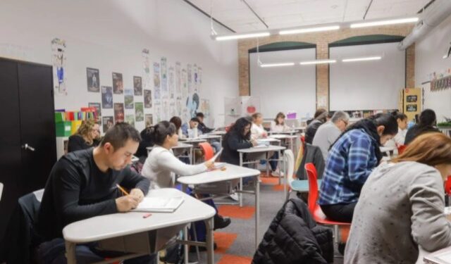 Más migrantes venezolanos en Chicago realizan esta actividad con la esperanza de encontrar trabajo