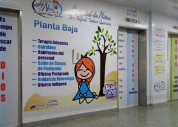 En el Hospital Pediátrico de Barcelona trasladan pacientes en hombros por falta de ascensores (FOTOS)