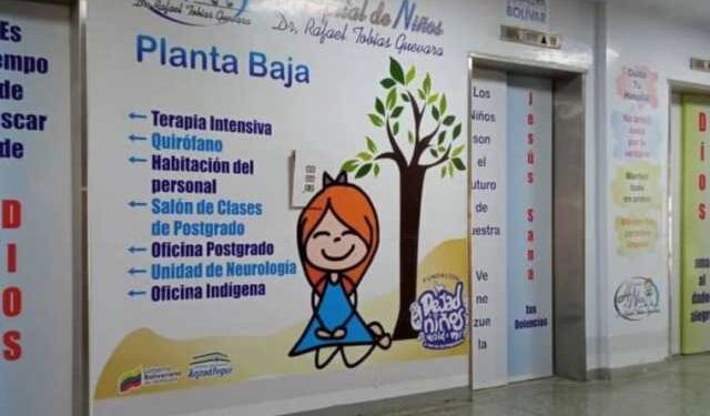 En el Hospital Pediátrico de Barcelona trasladan pacientes en hombros por falta de ascensores (FOTOS)