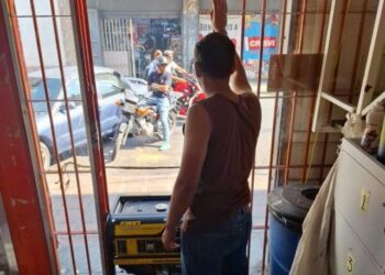 Comerciantes del boulevard de Maracay afectados por apagón desde hace cinco días