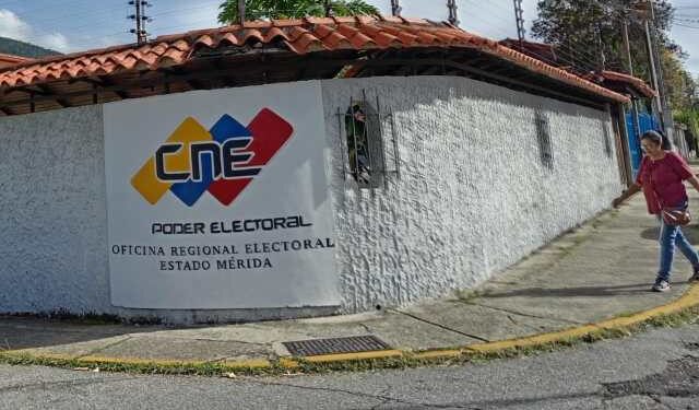 Al menos 30 dólares gastaría un joven que reside fuera de la capital de Mérida para inscribirse en el REP