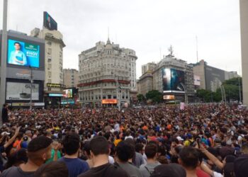 VIDEO: miles de fans de “Dragon Ball” hicieron una “Genkidama” en el Obelisco de Buenos Aires