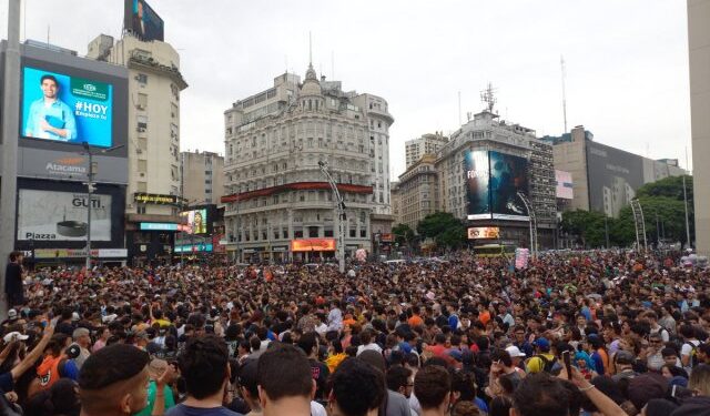 VIDEO: miles de fans de “Dragon Ball” hicieron una “Genkidama” en el Obelisco de Buenos Aires