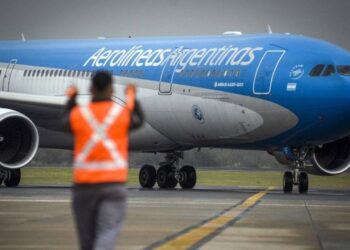 Maduro prohibió que aviones de Aerolíneas Argentinas sobrevuelen el espacio aéreo de Venezuela