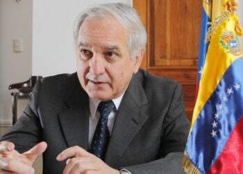 La insólita reacción del embajador chavista en Chile cuando le preguntaron por exteniente venezolano asesinado