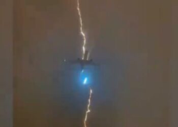 EN VIDEO: El momento en que un avión fue impactado por un rayo después de despegar