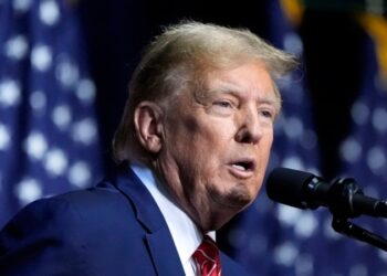 Trump despotrica contra juez y su hija tras orden mordaza en caso penal