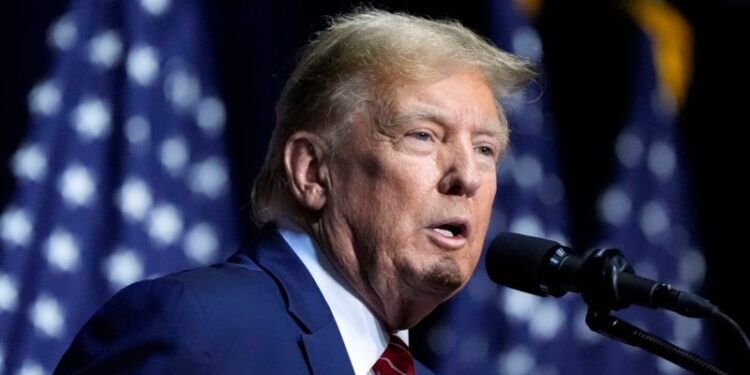 Trump despotrica contra juez y su hija tras orden mordaza en caso penal